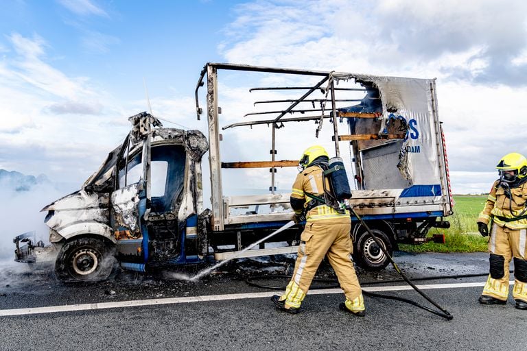 Van de bakwagen bleef weinig over (foto: Marcel van Dorst/Eye4Images).