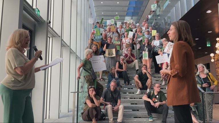Actievoerders in het stadhuis van Tilburg.