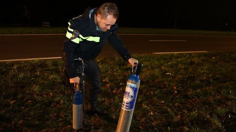 In de auto werden twee cilinders lachgas gevonden (foto: Bart Meesters).