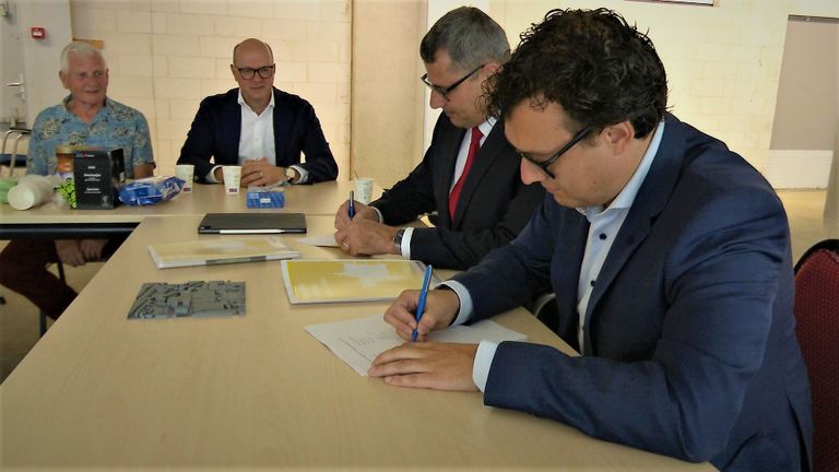 Provinciebestuurder Erik Ronnes en wethouders Dees Melsen tekenen de overeenkomst. (foto: Raoul Cartens)