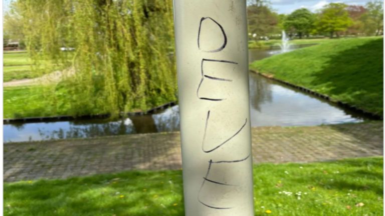 Een creatie van de graffitispuiter (foto: Politie Roosendaal).
