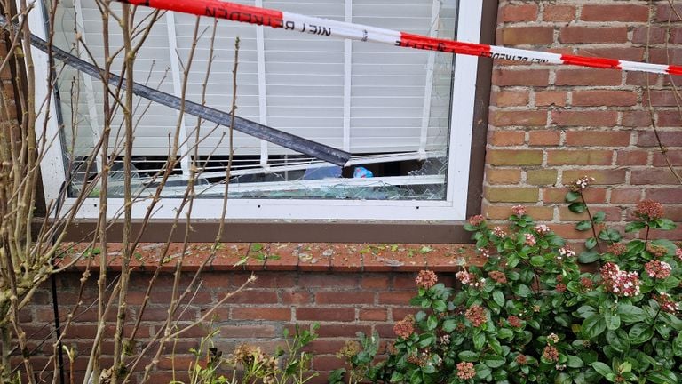 Meerdere ramen van het getroffen huis liggen eruit (foto: Tom Berkers).