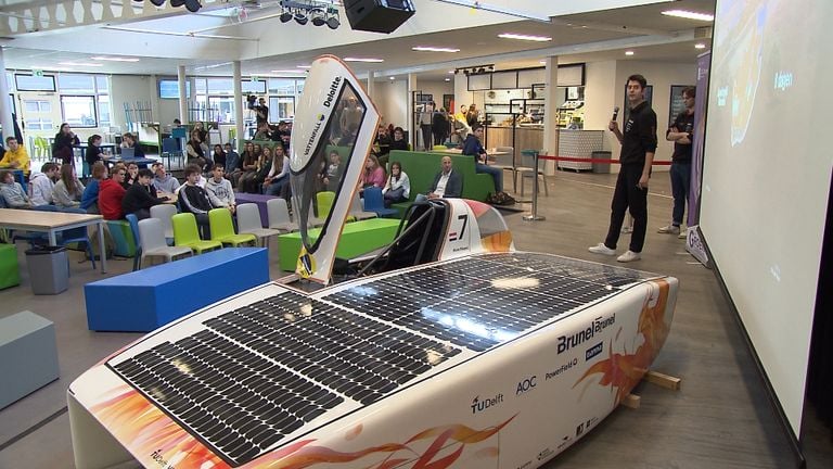 Tim bij de zonneauto Nuna in de aula van 2College Durendael in Oisterwijk (foto: Omroep Brabant).