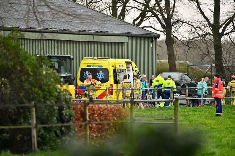 Het slachtoffer is na het ongeluk aan de Neterselsedijk in Lage Mierde met spoed naar een ziekenhuis gebracht (foto: Rico Vogels/SQ Vision).