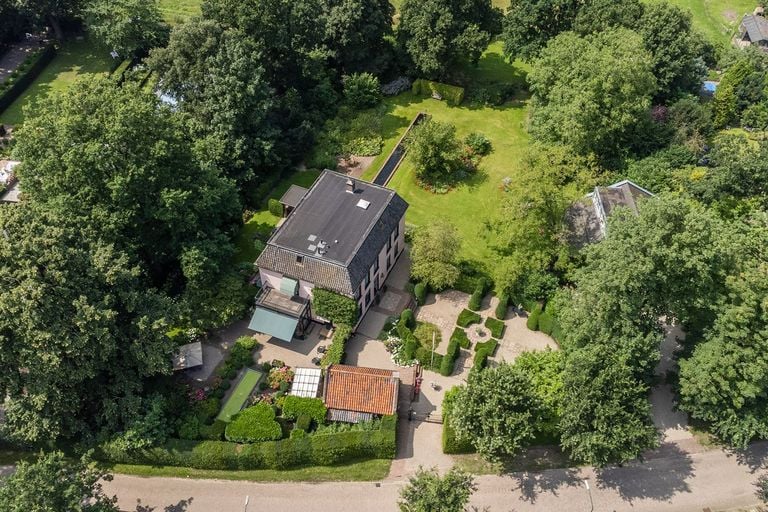 Een bovenaanzicht van het perceel met daarop de villa, het 'bakhuisje' en garage met gastenverblijf (foto: Dirk van Uden Makelaardij & Taxaties)