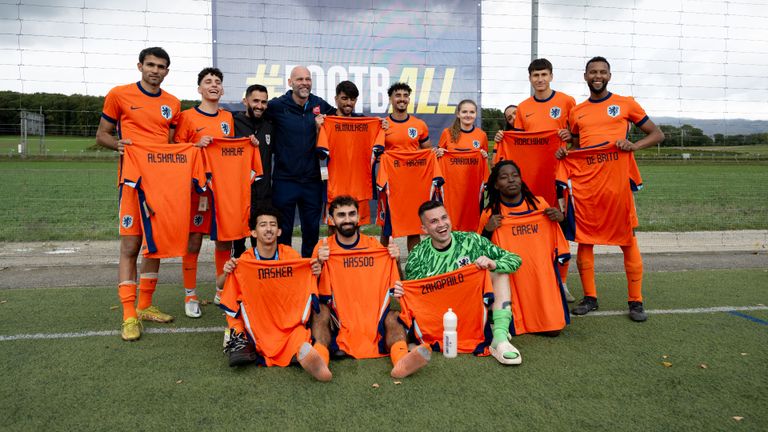 Het Nederlands team met in het groen Oleh Zakopailo. (Bron: UEFA)