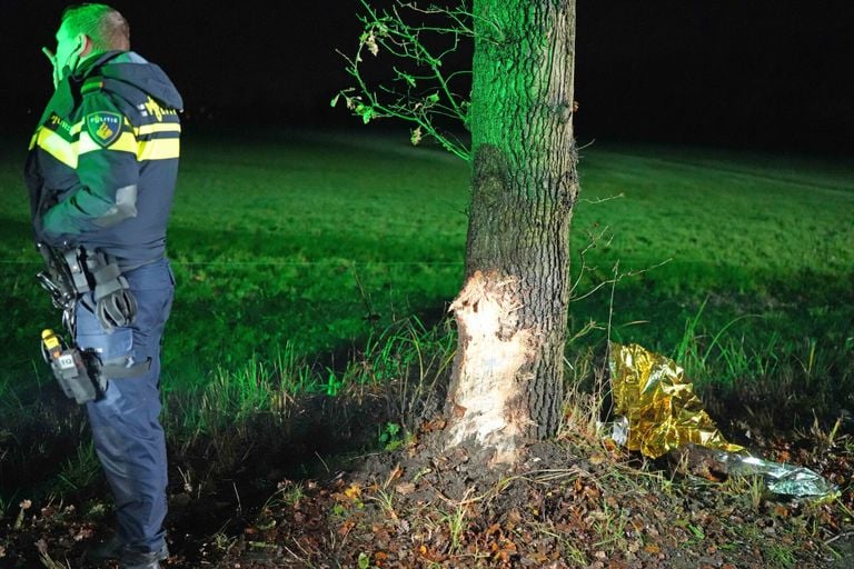 De auto raakte een boom naast de Eerste Wittedijk (foto: Erik Haverhals/SQ Vision).