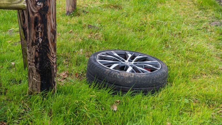 Van een van de betrokken auto's in Udenhout brak een wiel volledig af (foto: Jack Brekelmans/SQ Vision).