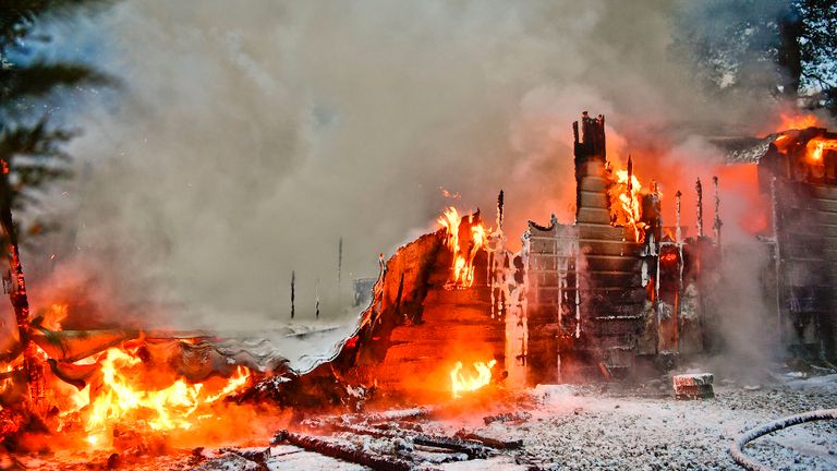 De chalet in Luyksgestel ging volledig in vlammen op (foto: Rico Vogels/SQ Vision).