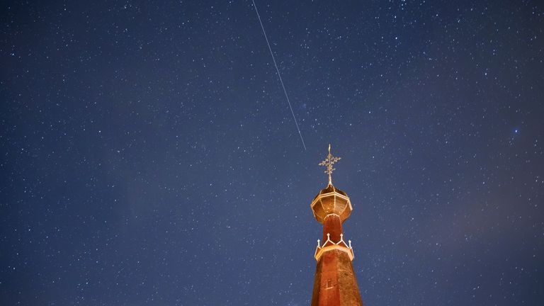 Erik van Asten fotografeerde een vallende ster boven de kerktoren in Leende (foto: Erik van Asten).
