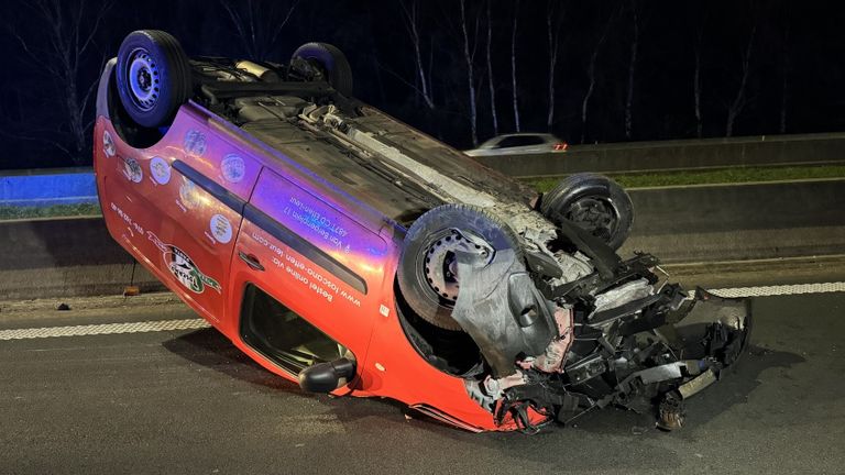 Auto van pizzabezorger uit Etten Leur crasht in België (Foto: Boelens Fotomedia)