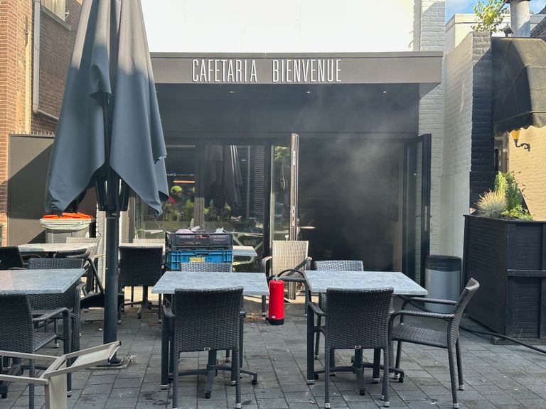 De cafetaria in Vught stond vol rook (foto: Bart Meesters).