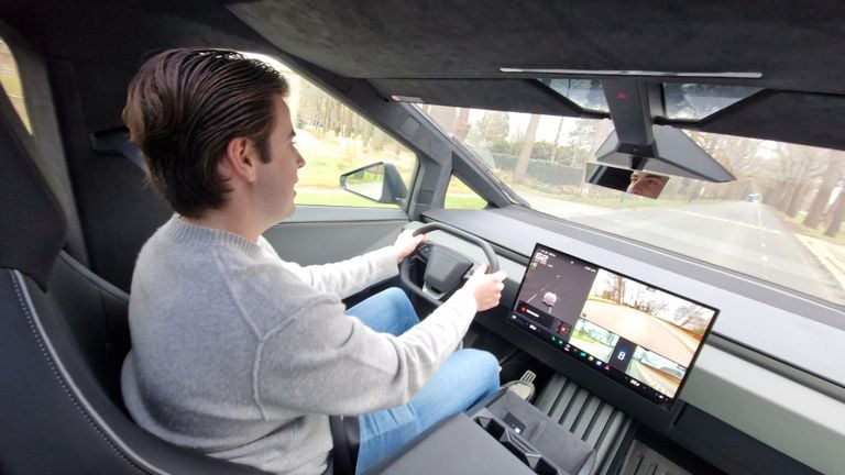 Stijn de Koster (23) in de Cybertruck (foto: Noël van Hooft).