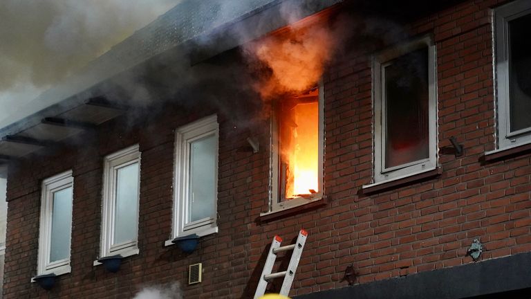 Volgens een correspondent woedde het vuur 'van boven tot onder' in het Dongense huis (foto: Jeroen Stuve/SQ Vision).