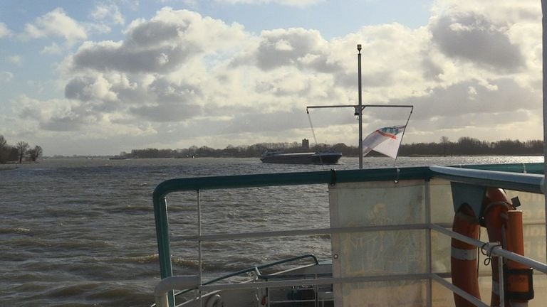 Veerdienst Riveer onderweg naar Woudrichem 