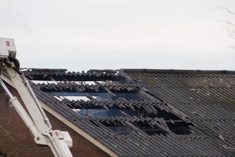 Een deel van het dak is verwoest (foto: Gabor Heeres/SQ Vision).