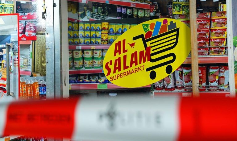 De winkel aan de Oude Vlijmenseweg in Den Bosch is afgezet met lint (foto: Bart Meesters/SQ Vision).