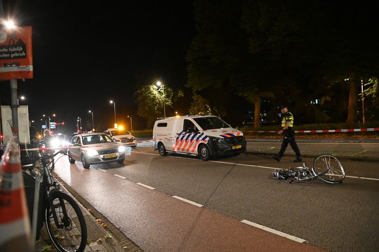  De Nieuwe Prinsenkade werd na het ongeluk afgesloten zodat de politie onderzoek kon doen (foto: Perry Roovers/SQ Vision).