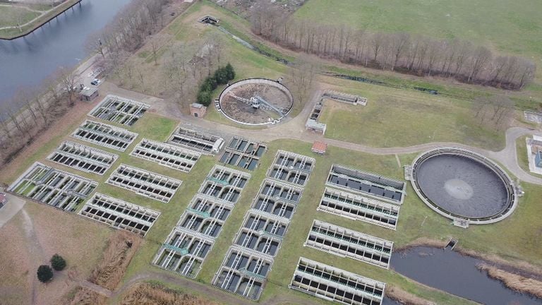 Dronebeeld van de Tilburgse waterzuivering (beeld: Waterproef/ Mathijs Welmers).