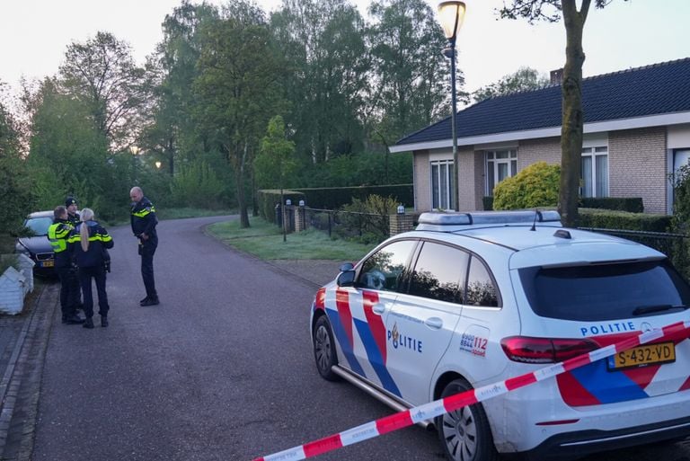 De politie doet onderzoek na de melding van de overval aan de straat Overhorst in Helmond (foto: Harrie Grijseels/SQ Vision).