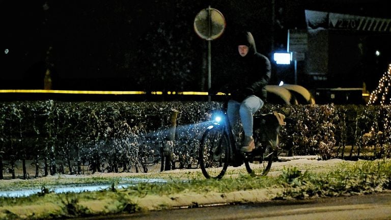 Ook op de fiets moet je oppassen vanochtend (foto: Toby de Kort).