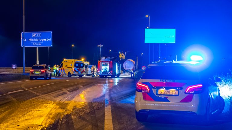 De room die de vrachtwagen vervoerde, kwam over een lengte van tweehonderd meter op de rijbaan terecht (foto: Jurgen Versteeg/SQ Vision).