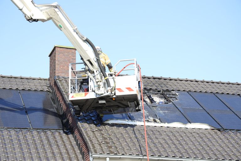 De brandweer bluste de zonnepanelen in Schaijk (foto: Marco van den Broek/SQ Vision).