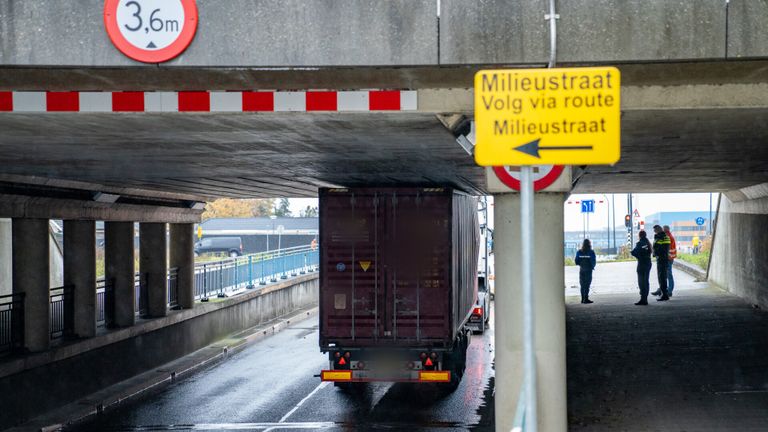 De vrachtwagen zit vast (foto: Iwan van Dun/SQ Vision).