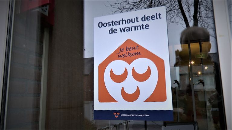 De sticker die Oosterhouters uitnodigt om binnen te komen. (foto: Raoul Cartens)