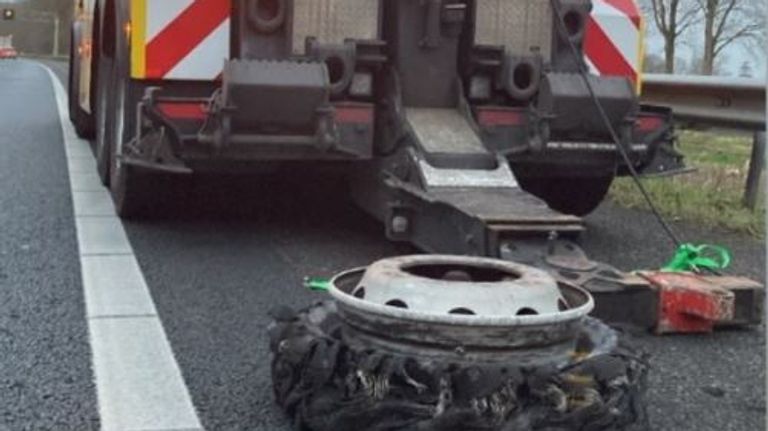 De vrachtwagen liep op de A59 bij Raamsdonksveer een lekke band op (foto: Instagram Geelopdeweg).