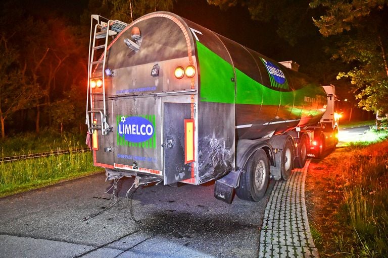 Hoe de automobilist achterop de vrachtwagen kon botsen op de kruising van de Maaij met de N69 wordt onderzocht (foto: Rico Vogels/SQ Vision).
