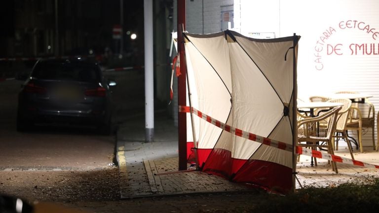 De steekpartij was vlakbij een aantal cafés (foto: Sander van Gils/SQ Vision).
