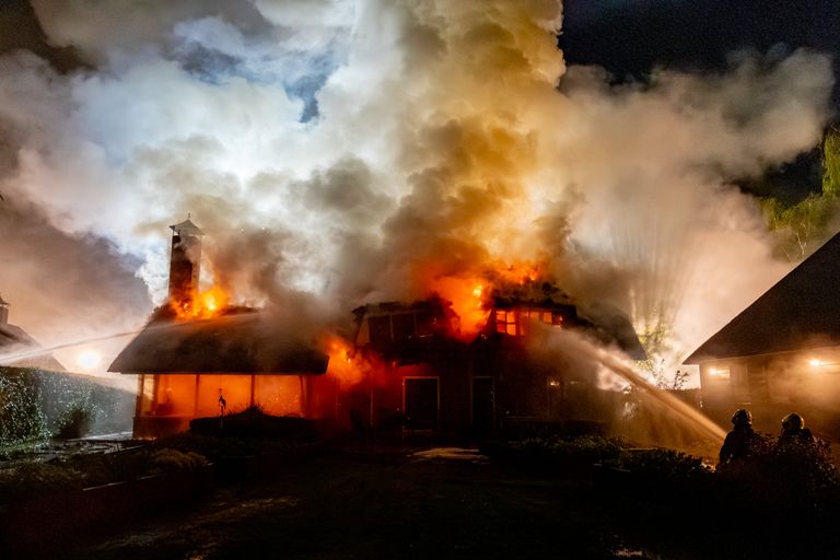 Van de villa aan de Muilkerk in Dussen bleef weinig over (foto: Jurgen Versteeg/SQ Vision).