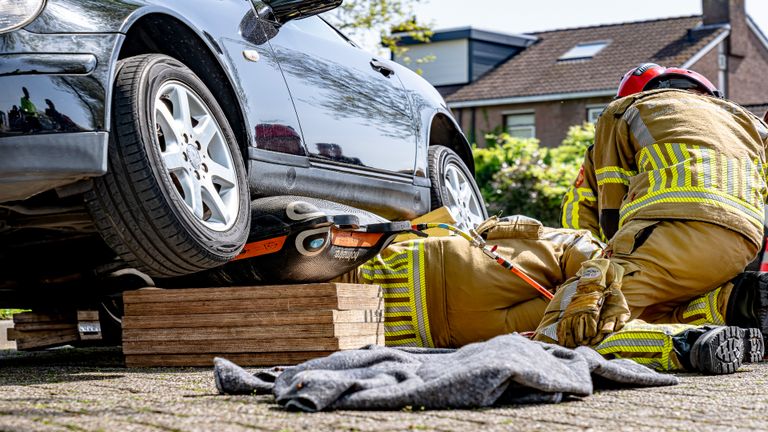 De auto werd opgetild om de klus te klaren (foto: Eye4images).