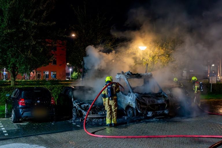 Van de auto's bleef weinig over (foto: Jurgen Versteeg/SQ Vision).