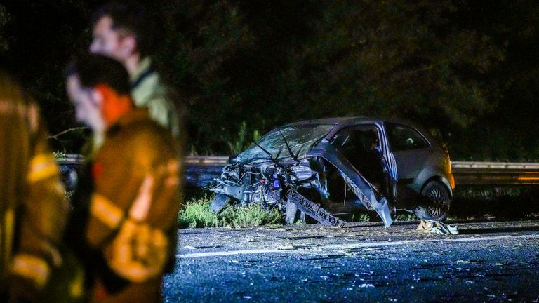 De enorm zwaar beschadigde personenwagen (foto: SQ Vision).