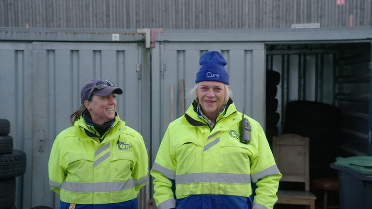 Stella werkt met veel plezier samen met haar collega's op de stort (beeld: Omroep Brabant).