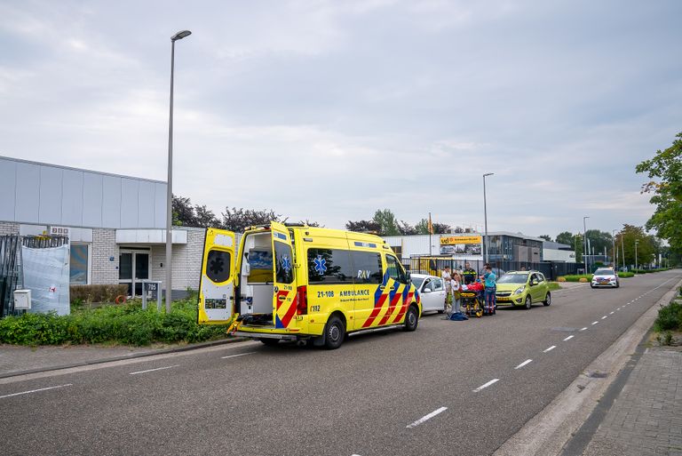 Een betrokkene werd naar een ziekenhuis gebracht (foto: Iwan van Dun/SQ Vision).