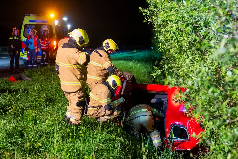 Na de crash van de auto op de A50 werden diverse hulpverleners opgeroepen (foto: Gabor Heeres/SQ Vision).