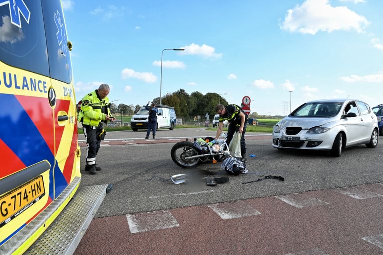 Motorrijder gewond na aanrijding (foto: Toby de Kort/SQ Vision).