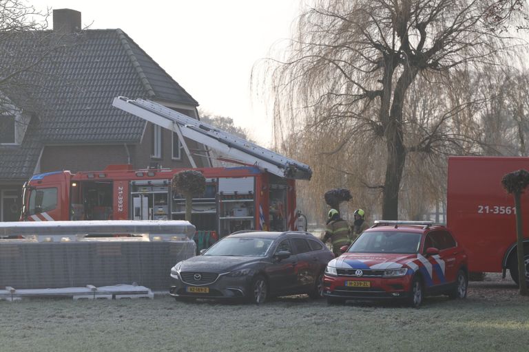 De hooibalen vatten vlam op het terrein van een melkveebedrijf aan de straat Ham in Erp (foto: Sander van Gils/SQ Vision).