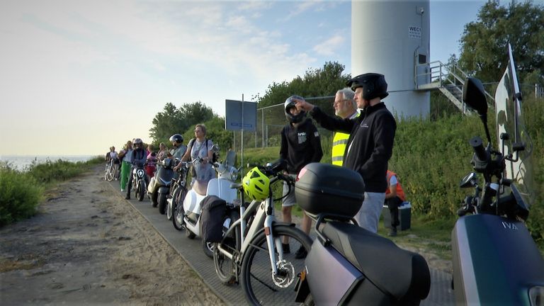 Wachten op het fietspontje over het Haringvliet. (foto: Raoul Cartens)