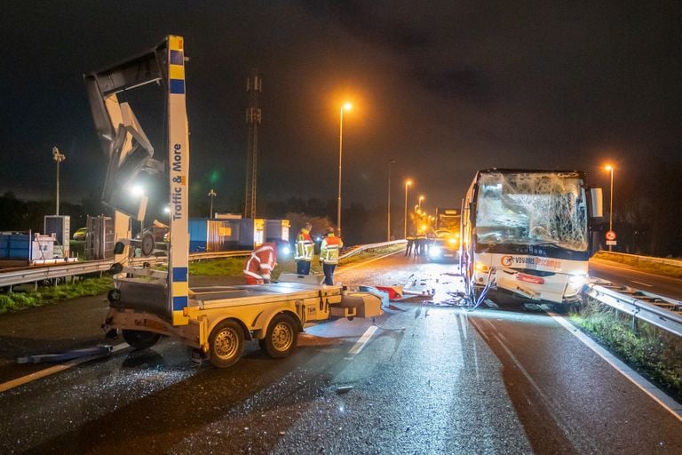 De ravage op de A27 was enorm na de botsing van de touringcar op de pijlwagen (foto: Jürgen Versteeg/SQ Vision).