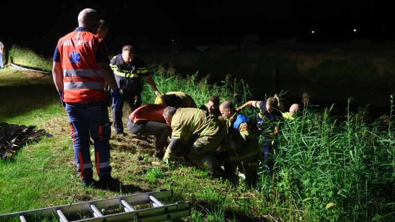 Brandweer Brabant Noord redt man uit drijfzand bij de Dommel (foto: Sander van Gils / SQ Vision).