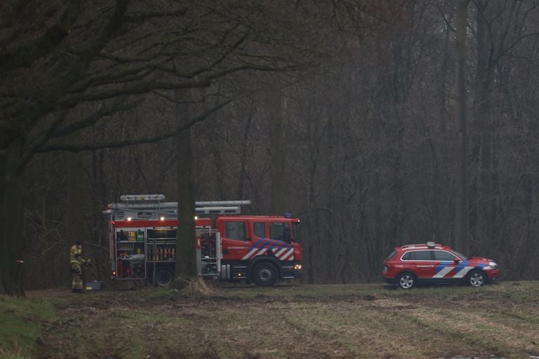 Wat er in de gedumpte vaten in Escharen zit, wordt onderzocht (foto: Marco van den Broek/SQ Vision).