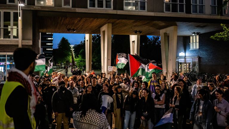 De demonstranten verzamelden na afloop weer bij de Albert Heijn vlakbij de campus. Foto: Jack Brekelmans.