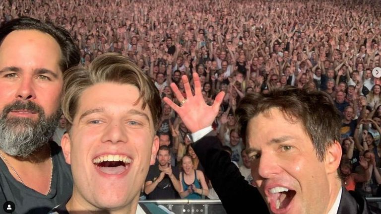 Een selfie van Diégo met The Killers in een volle Ziggo Dome (foto: Instagram Diego).