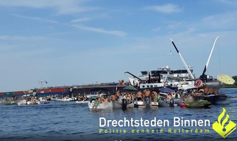 Afgelopen zomer maakte de politie nog een eind aan een feest op het water © Politie Dordrecht