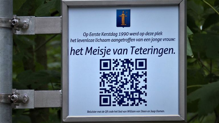 Het bord met de QR-code die digitaal meer informatie geeft over de moord. (foto: Raoul Cartens).