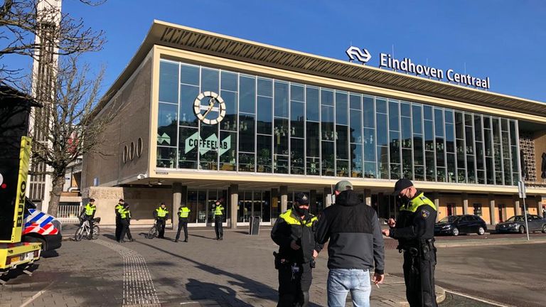 De politie is zondag preventief aanwezig in het centrum van Eindhoven (foto: René van Hoof).